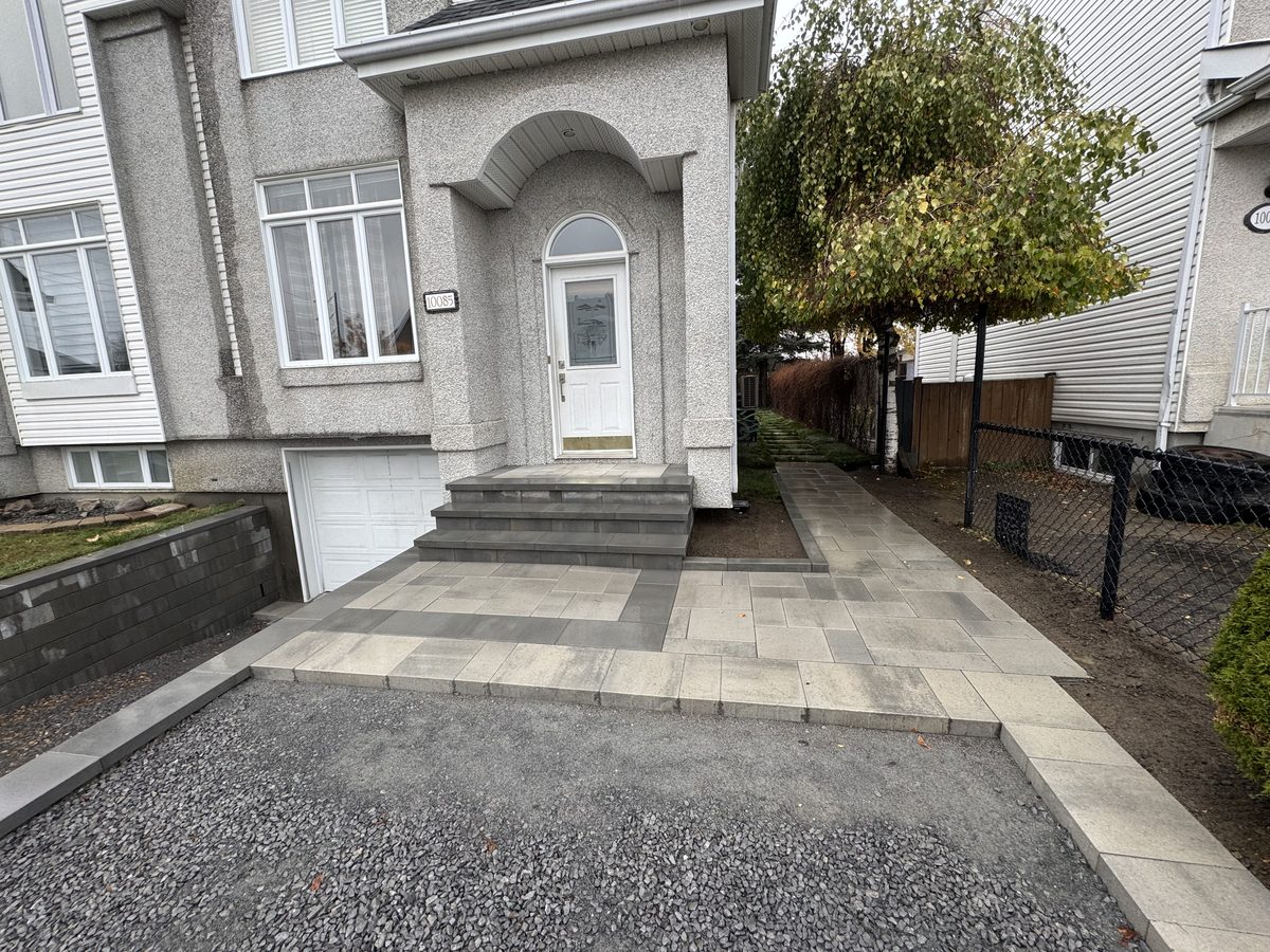 facade-maison-escalier-terrasse-pave-uni-amenagement