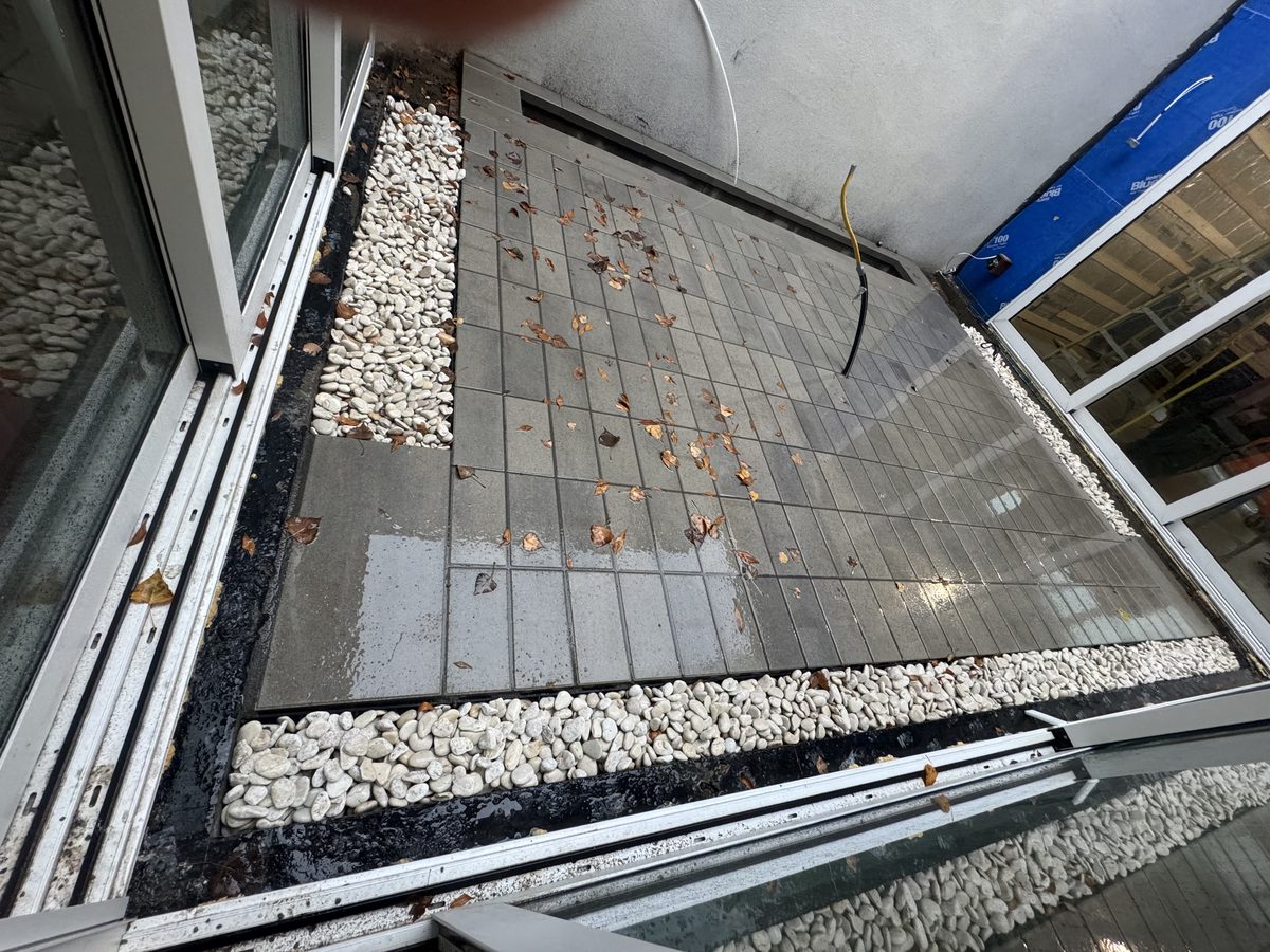 terrasse-dalle-ardoise-galets-blancs-amenagement-paysager