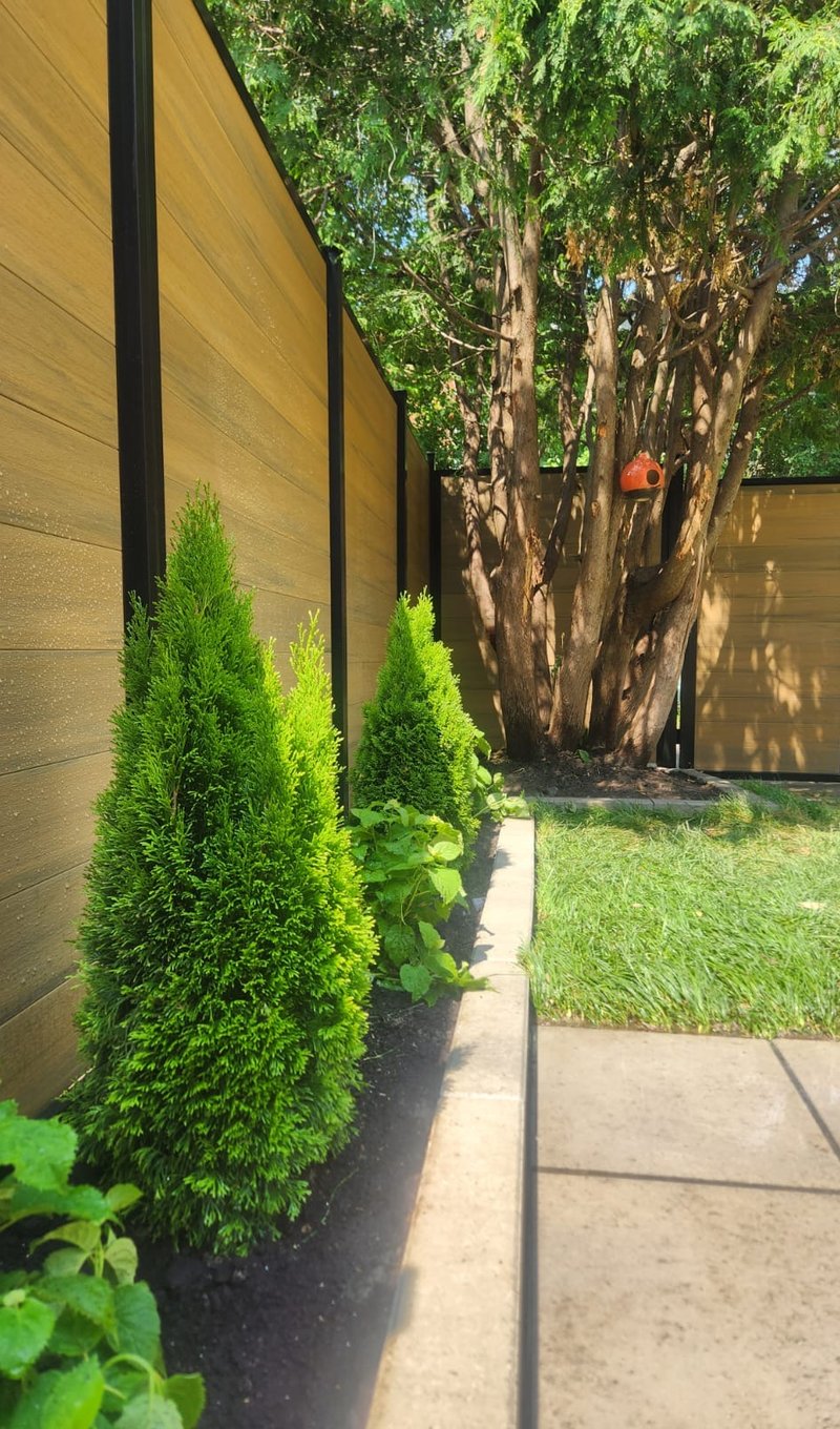 installation-terrasse-dalle-tourbe-jardin-arriere-amenagement